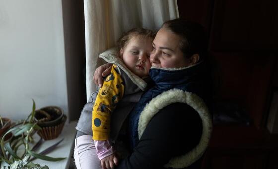 Ирина пытается согреть свою дочку Дашу: в квартире уже больше недели нет электричества.